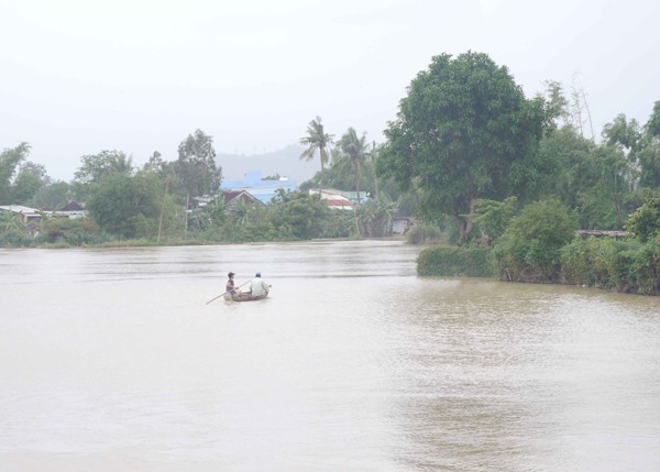 South-central provinces are inundated for many days; accordingly, learning is interupted for several days (Photo: SGGP)